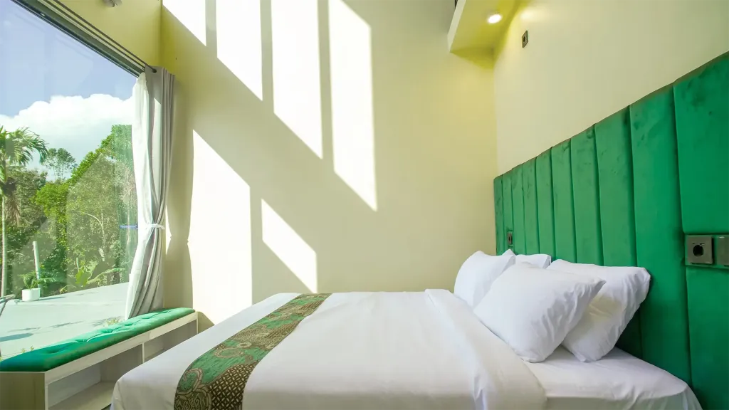 King Bedroom with Floor to Ceiling Windows – Ijen Villas by Comfy Villas