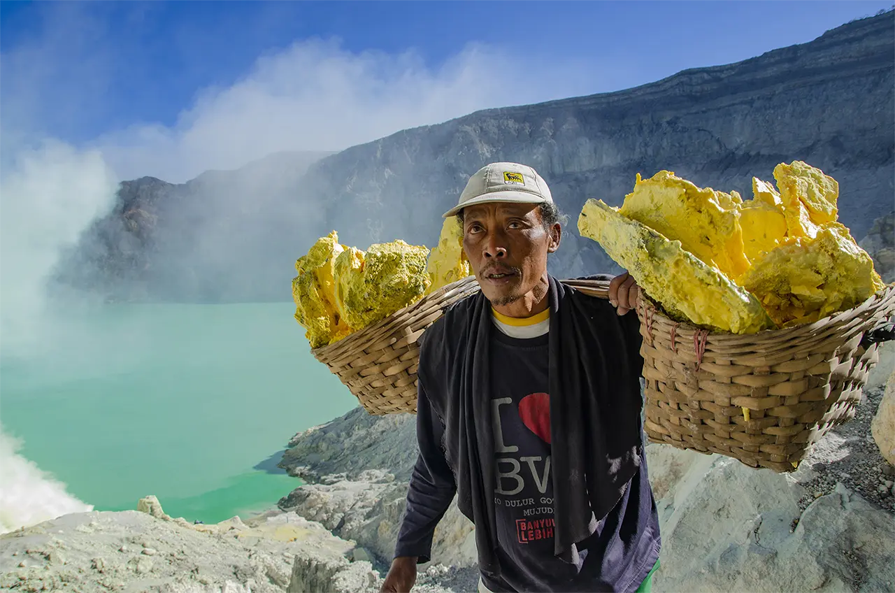 Inside Ijen The Sulphur Miners